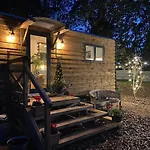 Cosy Double Shepherds Hut In Beautiful Wicklow With Underfloor Heating Throughout