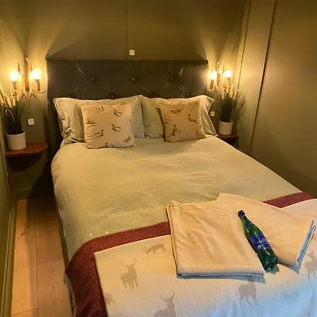 Camping Cosy Double Shepherds Hut In Beautiful Wicklow With Underfloor Heating Throughout