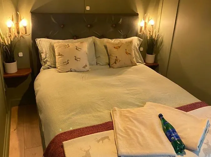 Campsite Cosy Double Shepherds Hut In Beautiful Wicklow With Underfloor Heating Throughout